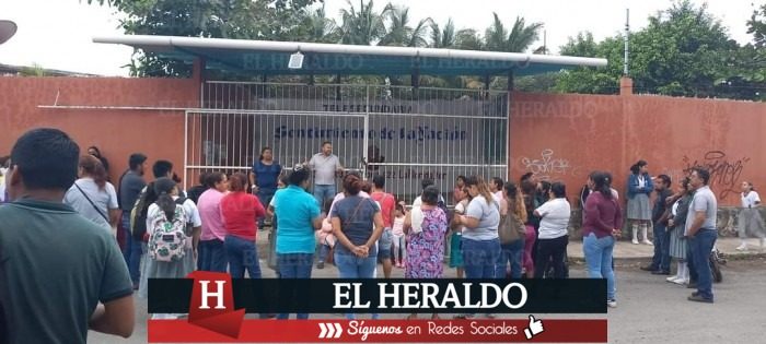 El Heraldo De Tuxpan Padres De Familia Toman Escuela En Veracruz