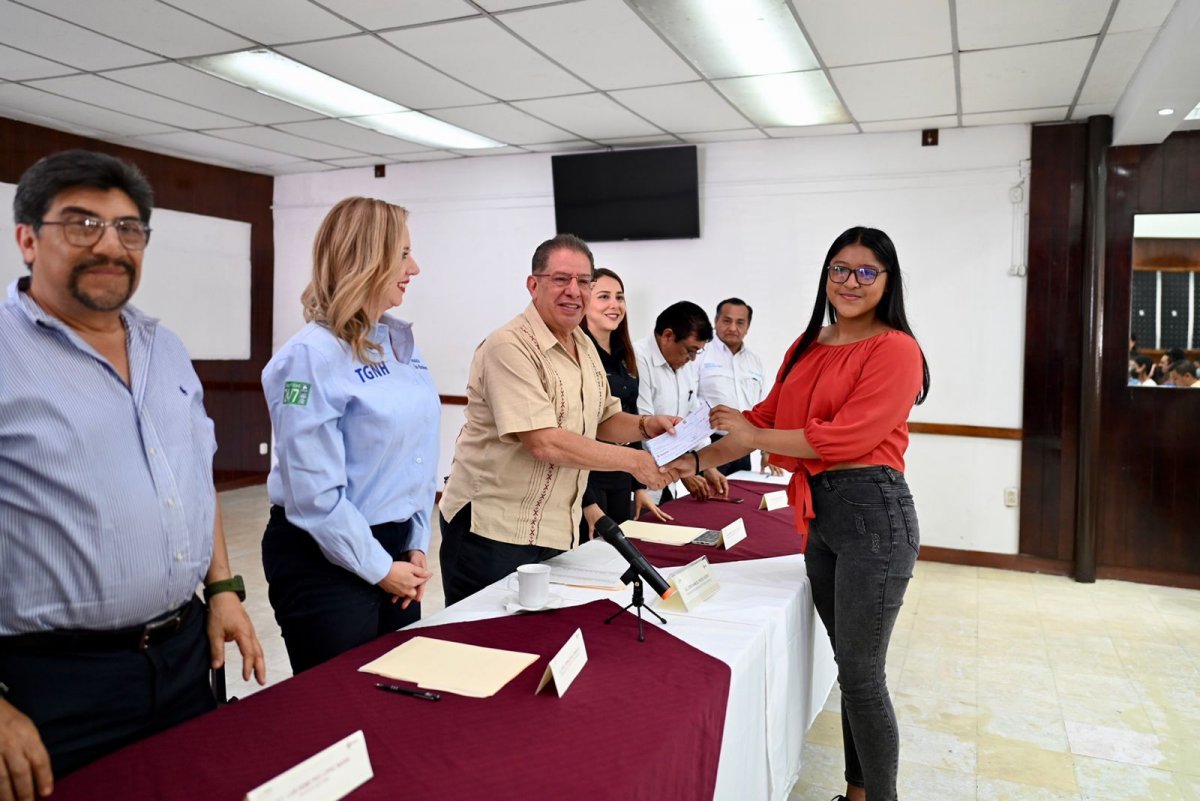 El Heraldo De Tuxpan Entregan Becas A Estudiantes Destacados