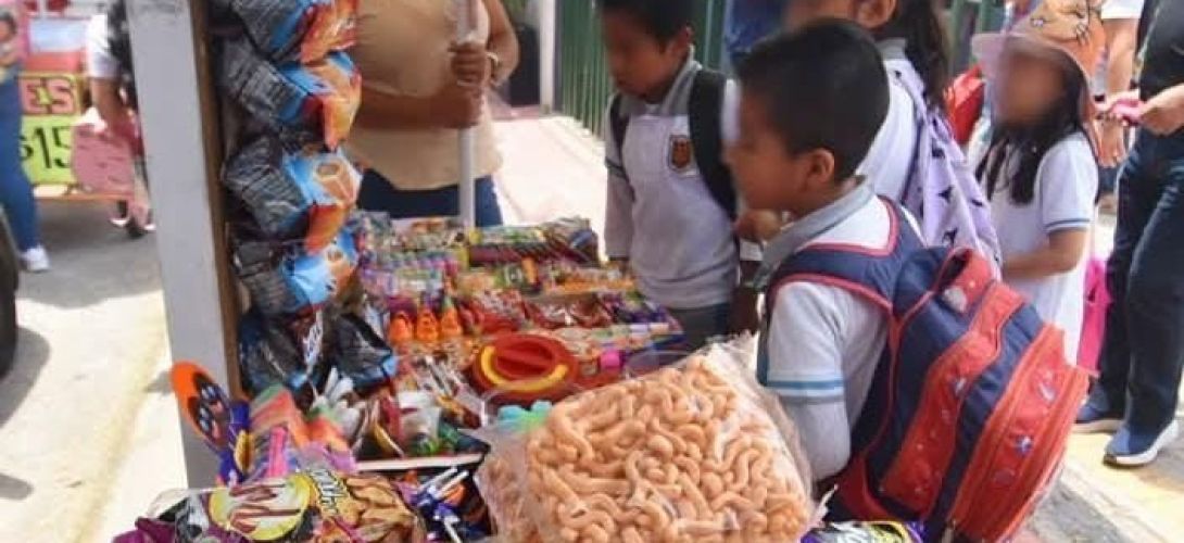 Persisten ventas de comida chatarra