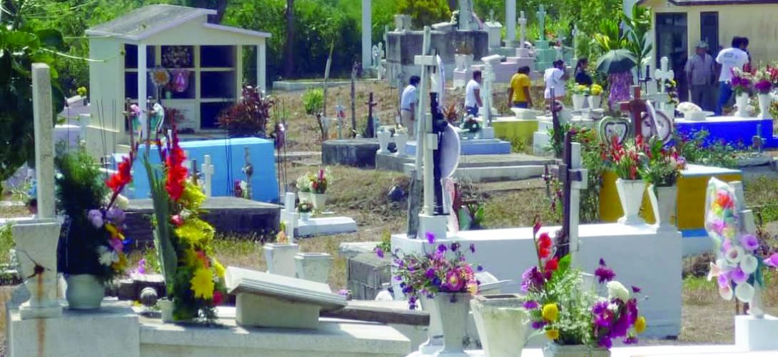 Cementerios se llenaron  el Día de las Madres