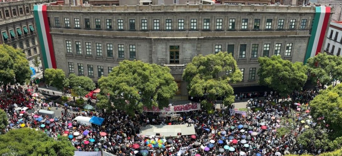 Jóvenes abarrotan corte a favor de la reforma