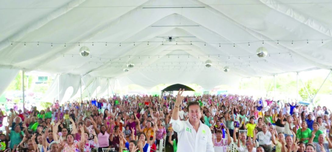 Beto Silva, festeja a  las madres tuxpeñas 