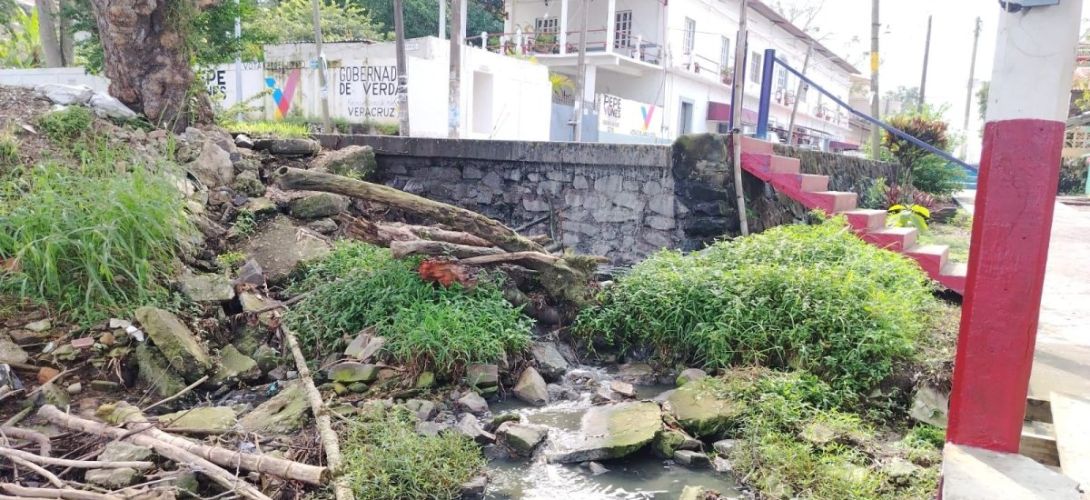 Calle, infestada de aguas negras