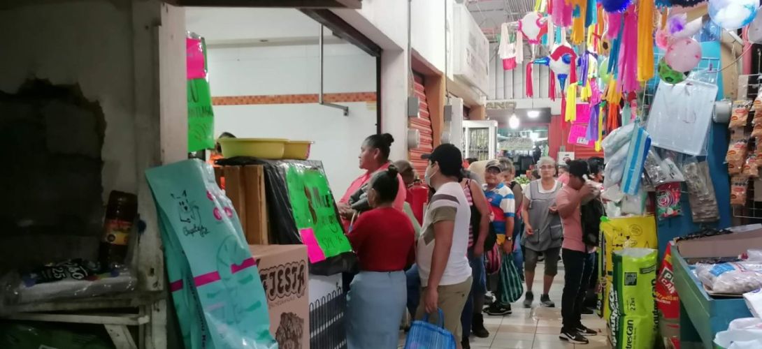 Comerciantes en crisis, el calor provoca descomposición de sus productos perecederos, lo que significa perdidas económicas