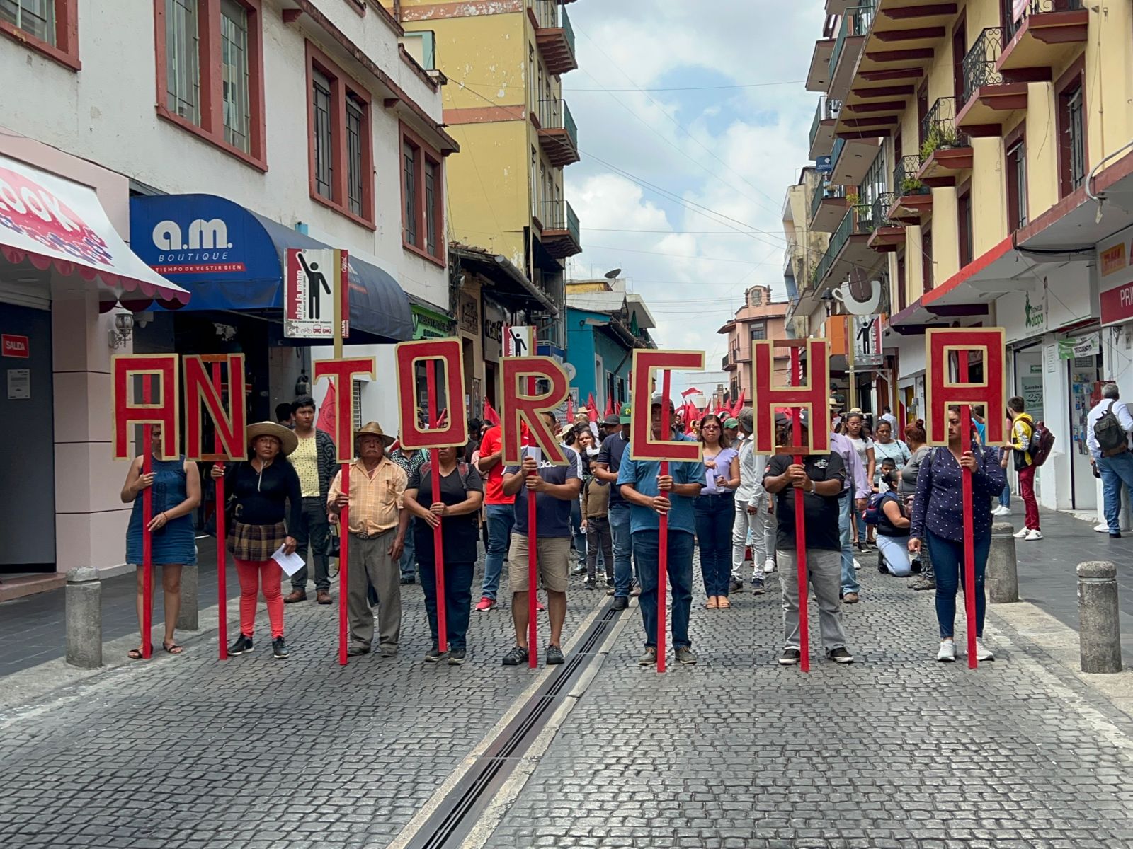 Antorchistas cierran centro de Xalapa