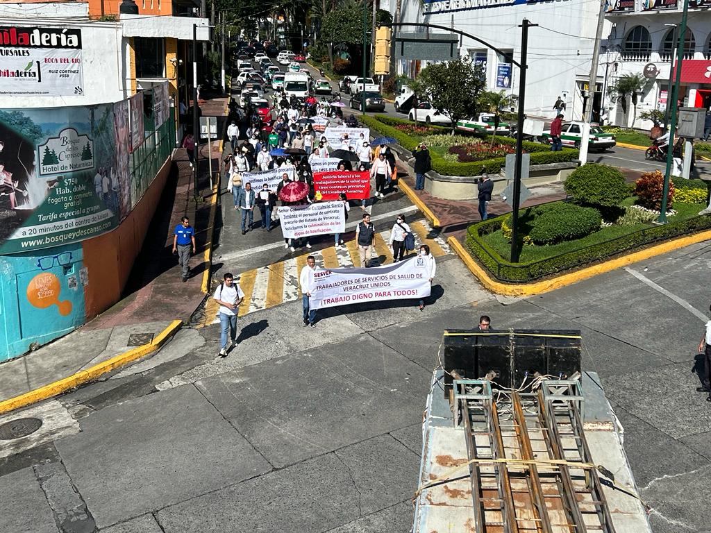 Personal de salud marcha en Xalapa