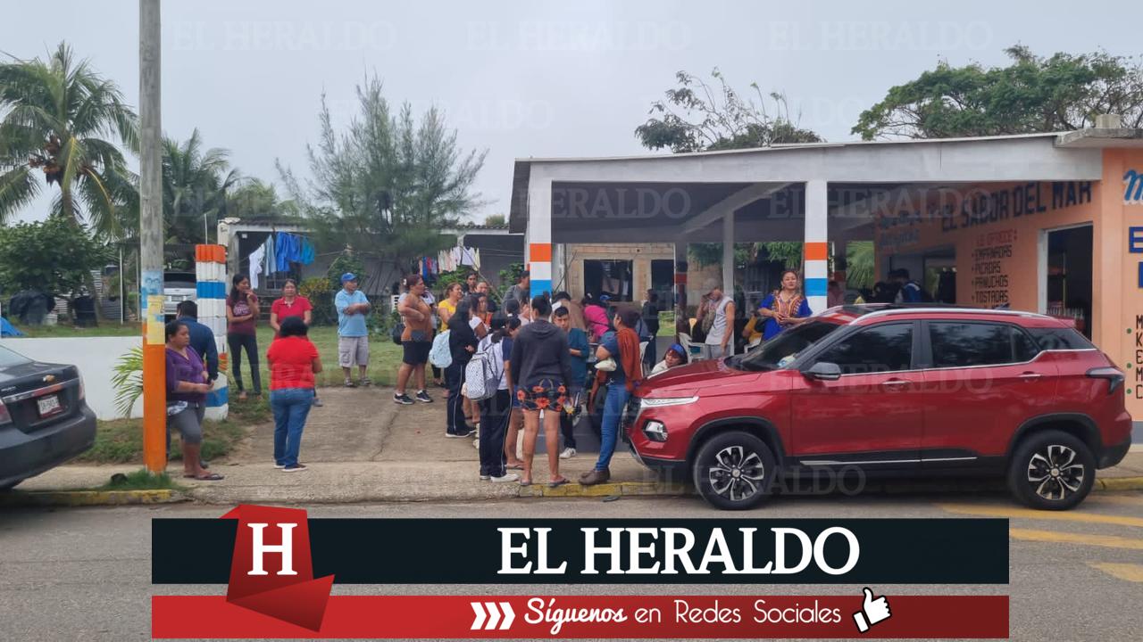 Padres de familia toman escuela  2