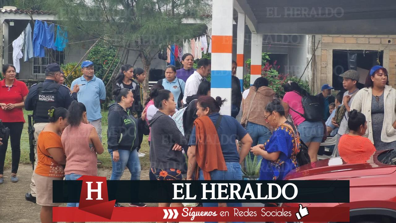 Padres de familia toman escuela