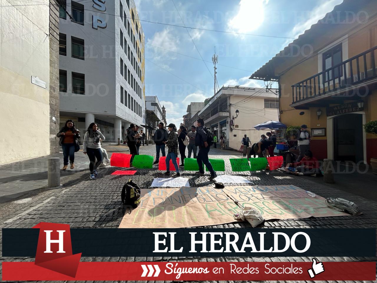 Por segundo día protestan alumnos de UVI en Xalapa