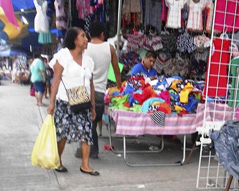 El Heraldo de Tuxpan - Incrementa venta de ropa en tianguis